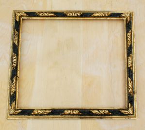 Cornice in legno intagliato a tortiglione dorato e laccato nero. Italia centrale XVII° sec. luce cm.47.5 x 55.5
